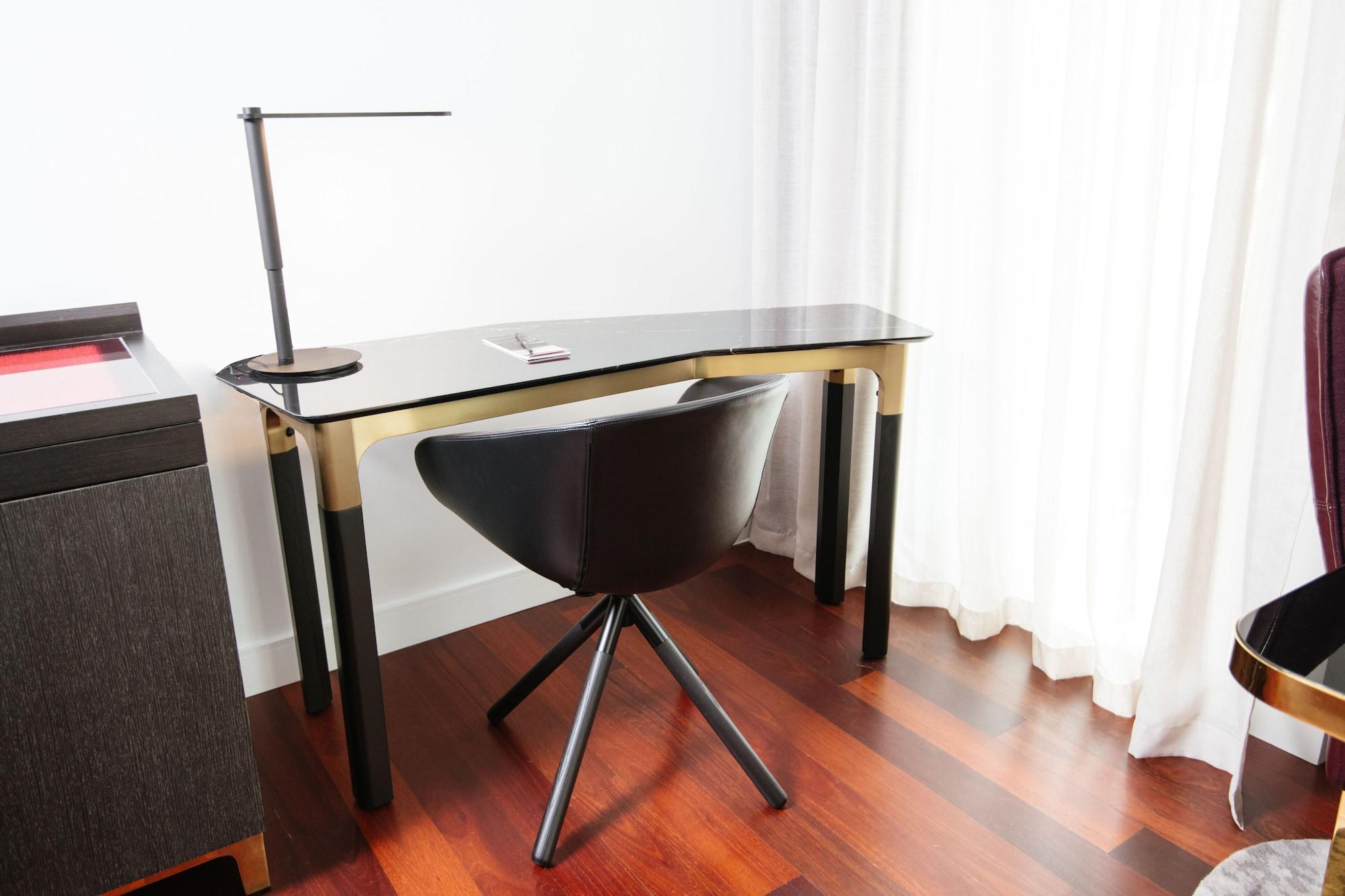 Hotel Qt Perth Exteriér fotografie A modern desk