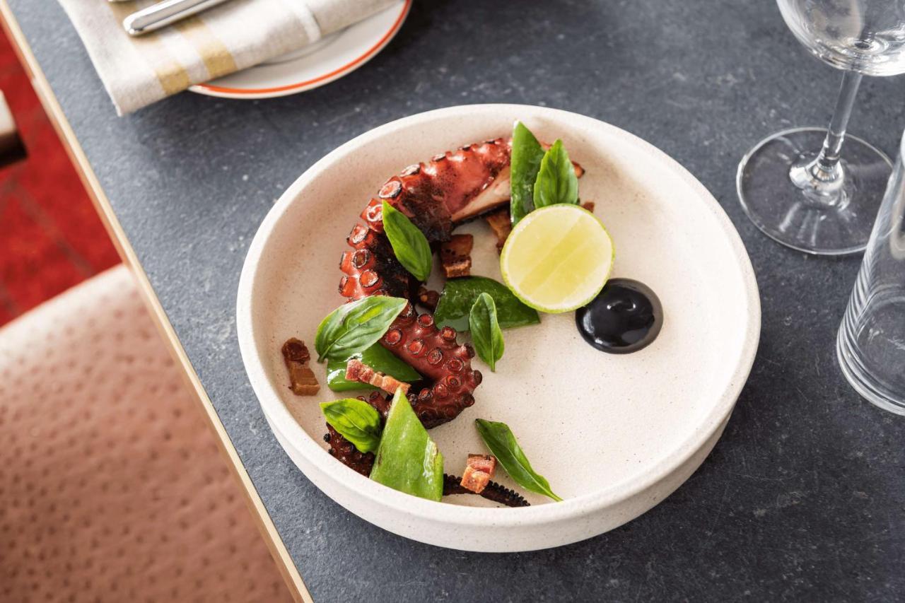 Hotel Qt Perth Exteriér fotografie Octopus with green beans and lime