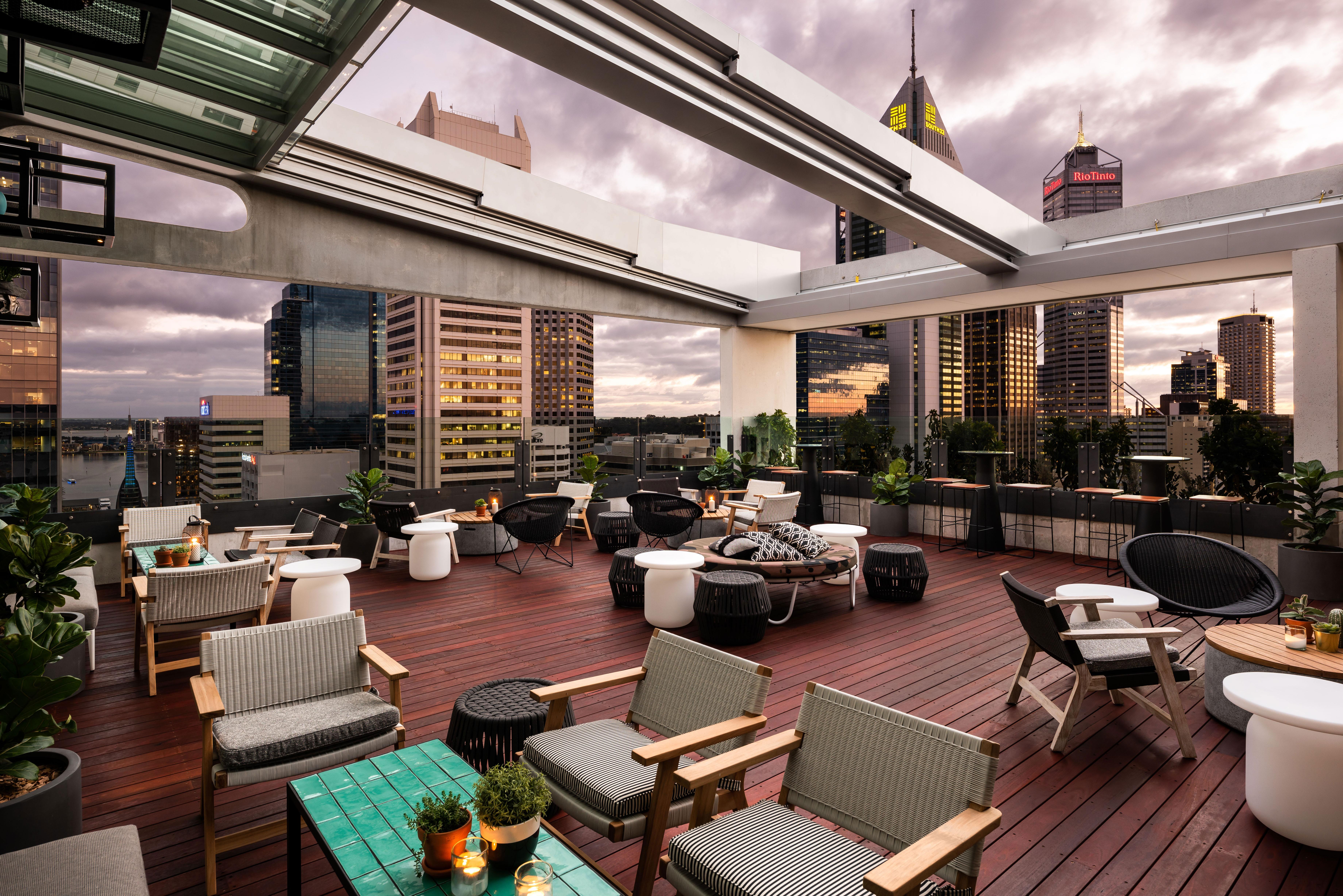 Hotel Qt Perth Exteriér fotografie The rooftop bar at the Crown Towers