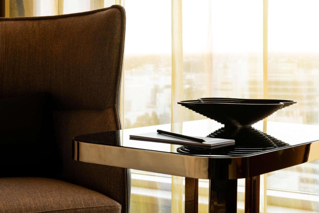 Hotel Qt Perth Exteriér fotografie A side table