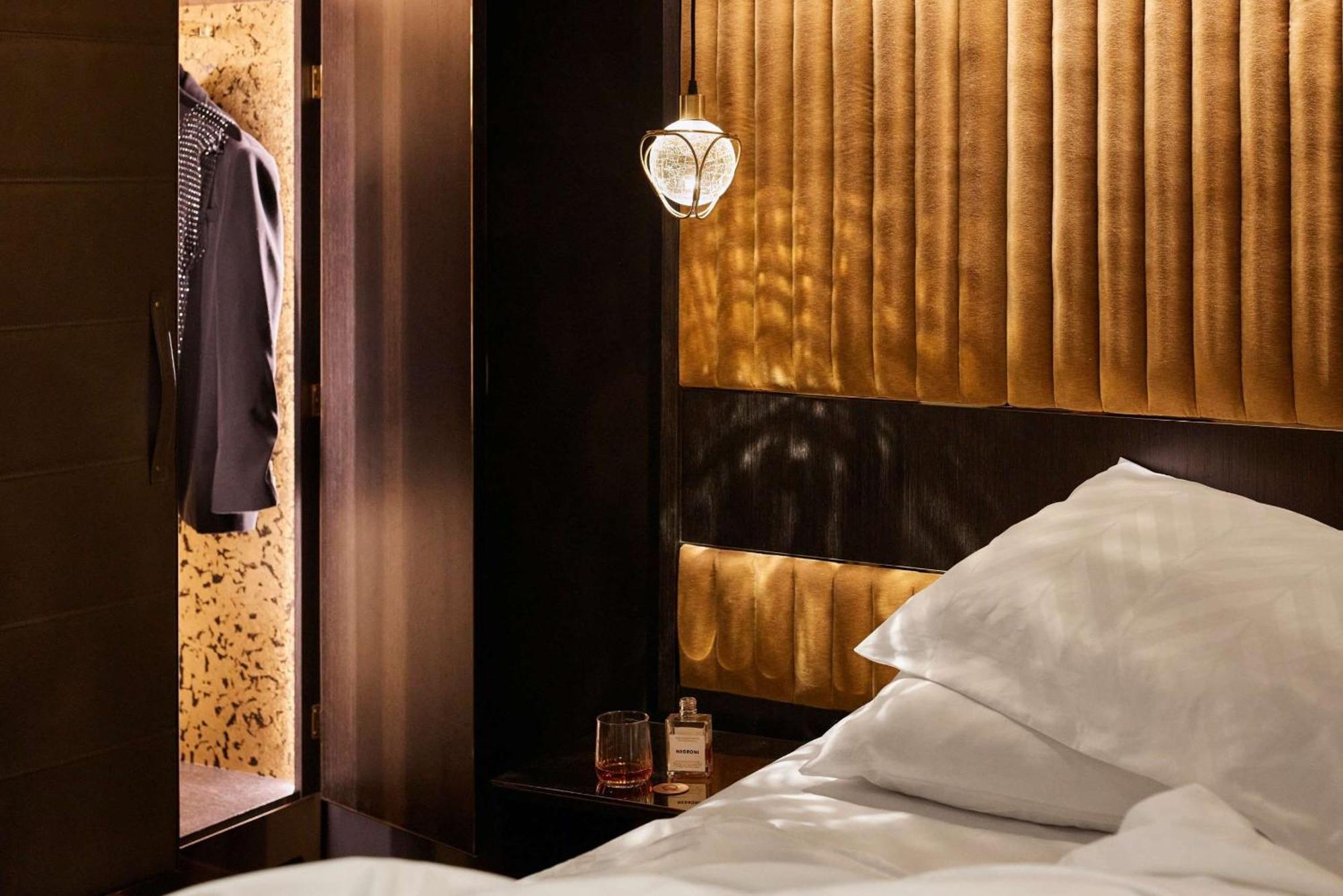 Hotel Qt Perth Exteriér fotografie A bedroom at The Ivy Hotel